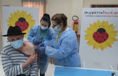 Shqiperia e parafundit ne bote per vaksinimin anti-Covid, le pas vetem Afriken